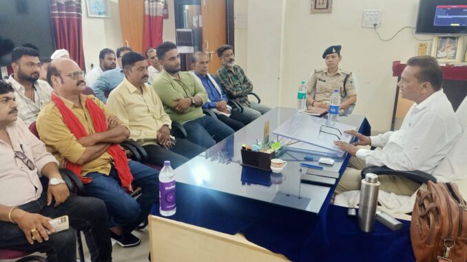 बस सुरक्षा बैठक में निर्देश देते परिवहन अधिकारी