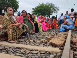 ओवरब्रिज की मांग को लेकर रेलवे ट्रैक पर फूटा जनाक्रोश