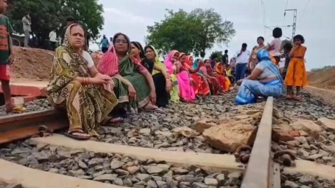 ओवरब्रिज की मांग को लेकर रेलवे ट्रैक पर फूटा जनाक्रोश