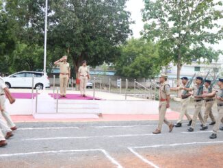 कटनी पुलिस लाइन में जनरल परेड का निरीक्षण करते एसपी अभिनय विश्वकर्मा