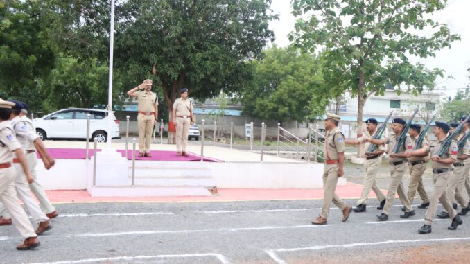 कटनी पुलिस लाइन में जनरल परेड का निरीक्षण करते एसपी अभिनय विश्वकर्मा
