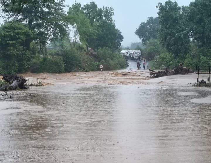 कटनी बारिश से नदी उफान पर और सड़कों में जलभराव