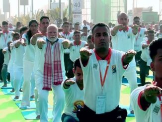 पीएम नरेंद्र मोदी विशाखापत्तनम में योग दिवस कार्यक्रम में योग करते हुए