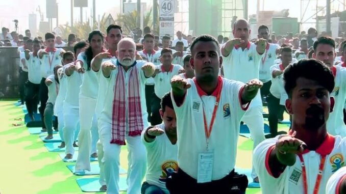 पीएम नरेंद्र मोदी विशाखापत्तनम में योग दिवस कार्यक्रम में योग करते हुए