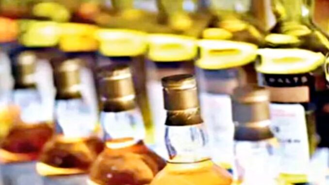 शराब की अनुचित कीमत वसूलने पर 17 ठेकों पर ₹43.75 लाख जुर्माना