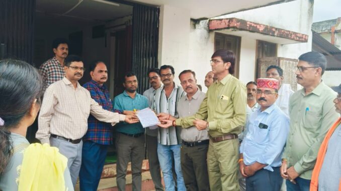 आरोप शासन कर रहा शिक्षकों का अपमान, एक समान लागू हो सिस्टम 