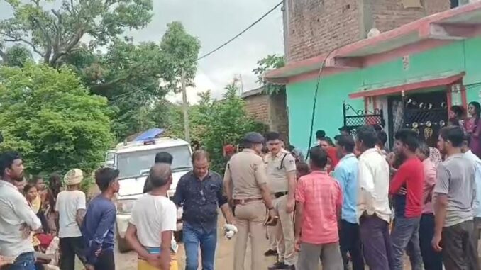 खदान ब्लास्टिंग से घरों तक पहुंचे पत्थर,आक्रोशित ग्रामीणों ने जेसीबी डंफर में की तोड़फोड़ 