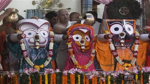 ओडिशा : रथ यात्रा से पहले हजारों लोगों ने भगवान जगन्नाथ के ‘नबाजौबन’ दर्शन किए