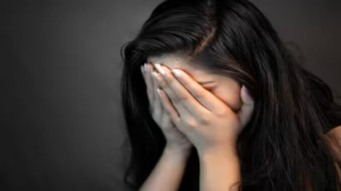 कर्ज चुकाने के लिए 50000 में पत्नी को दोस्त को बेचा