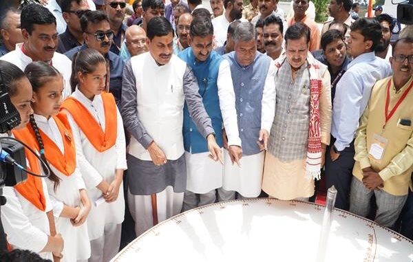 मुख्यमंत्री मोहन यादव बने शिक्षक, डोंगला वेधशाला में दी खगोल विज्ञान की जानकारी