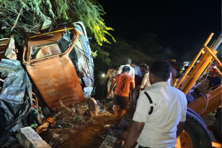 आंध्रप्रदेश सड़क हादसा : मिनी ट्रक पर पलटने से नौ लोगों की मौत, 12 हुए घायल