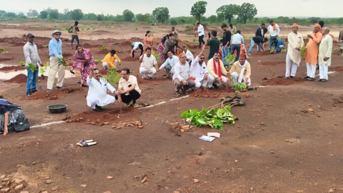 कटनी : भाजपा के पितृपुरूष डॉ श्यामाप्रसाद मुखर्जी की जयंती पर  गोष्ठि, नगर वन में भाजपाजनों ने किया पौधरोपण