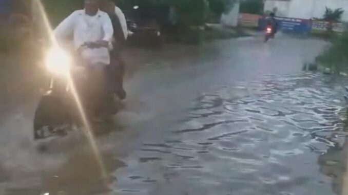 कटनी : शहर से लेकर गांव तक जोरदार बारिश , बस्तियों में जलभराव, नगर निगम की कागजी व्यवस्था की खुली पोल 