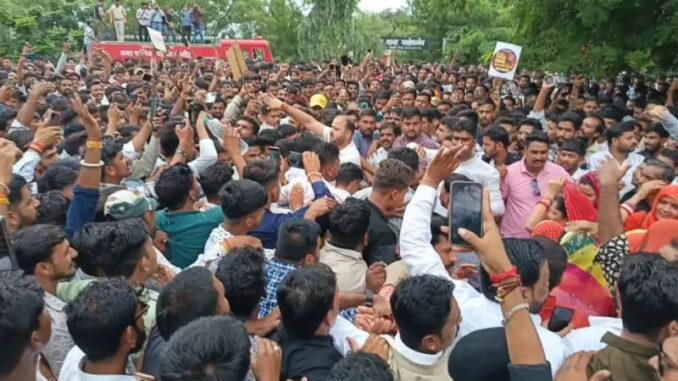 करणी सेना के राष्ट्रीय प्रमुख पर जबरन वसूली का मामला दर्ज होने के बाद मंदसौर में विरोध प्रदर्शन