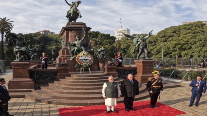 प्रधानमंत्री मोदी ने अर्जेंटीना में सैन मार्टिन स्मारक पर पुष्पांजलि अर्पित की