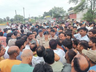 कटनी : शटर तोड़ते सीसीटीवी में नजर आया चड्डी-बनियान गिरोह, आक्रोशित व्यापारियों ने रीठी थाने के सामने की सड़क जाम 