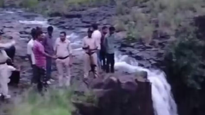 सीहोर में झरने के पास घूमने गए वीआईटी के दो छात्र लापता