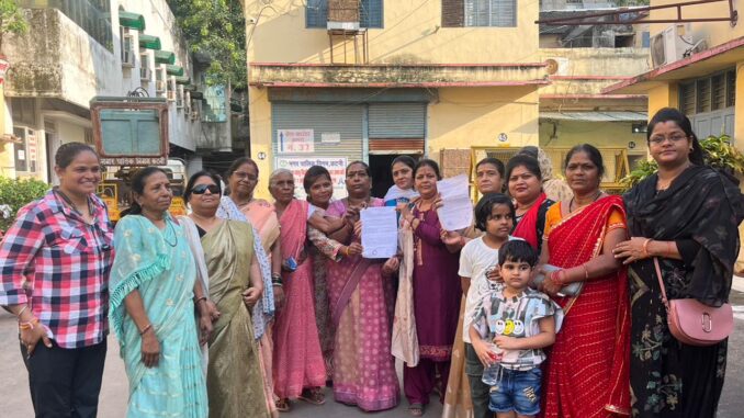 कटनी : महिलाओं ने बिजली खंभा की लाइन चालू करने, सड़क व नाली निर्माण को लेकर महापौर आयुक्त को सौंपा ज्ञापन 