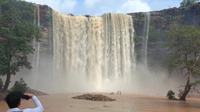 पन्ना में पिकनिक मनाने गए तीन युवकों की झरने में डूबने से मौत