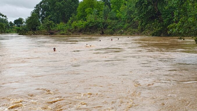 कटनी : जान जोखिम में डाल बेलकुण्ड नदी की तेज धार में कूद रहे युवा