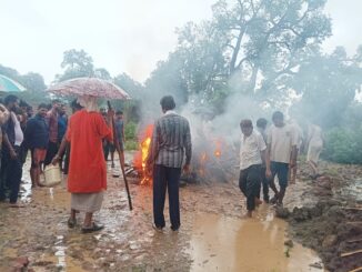 कटनी : बारिश नहीं थमी तो पन्नी लगाकर करना पड़ा शव का अंतिम संस्कार, छाता लगाकर बचते रहे ग्रामीण