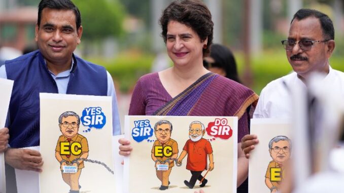 मल्लिकार्जुन खरगे समेत कई विपक्षी नेताओं ने एसआईआर के खिलाफ प्रदर्शन किया