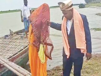 बिहार-बलिया : बाढ़ के बीच निकली बारात, नाव पर सवार होकर शादी करने पहुंचा दूल्हा