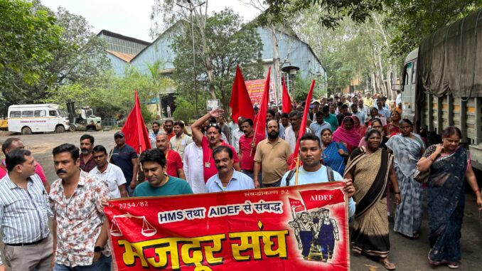 कटनी आयुध निर्माणी रक्षा कर्मचारियों ने ओव्हर टाईम की मांग को लेकर सौंपा ज्ञापन