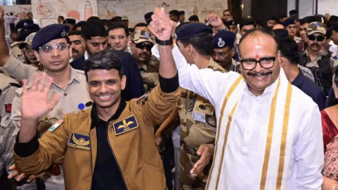 शुभांशु शुक्ला का लखनऊ हवाई अड्डे पर उपमुख्यमंत्री समेत प्रमुख लोगों ने किया स्वागत