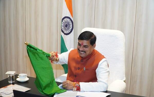 सीएम मोहन यादव ने रेल मंत्री के साथ जबलपुर-रायपुर रीवा-पुणे एक्सप्रेस ट्रेनों को दिखाई हरी झंडी