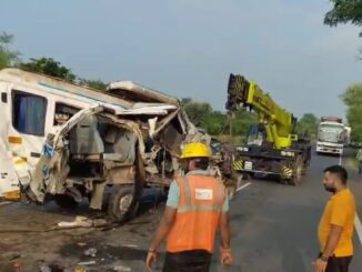 शिवपुरी के एनएच-46 पर मिनी बस भिड़ी ट्रक से, गुजरात लौट रहे सिंगर समेत 4 की मौत, 11 घायल