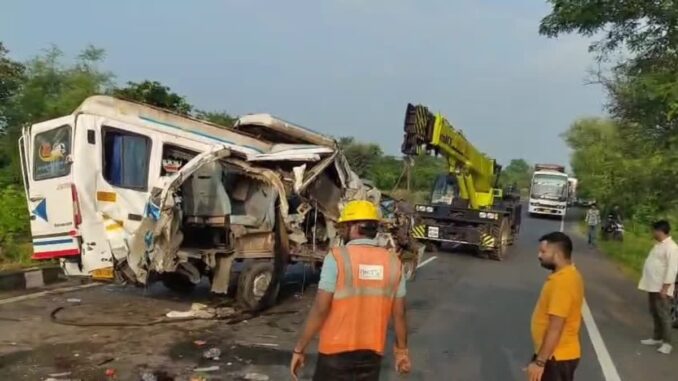 शिवपुरी के एनएच-46 पर मिनी बस भिड़ी ट्रक से, गुजरात लौट रहे सिंगर समेत 4 की मौत, 11 घायल