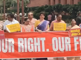 संसद परिसर में विपक्षी सांसदों का एसआईआर के खिलाफ प्रदर्शन