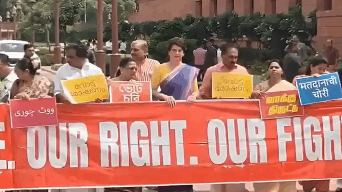 संसद परिसर में विपक्षी सांसदों का एसआईआर के खिलाफ प्रदर्शन