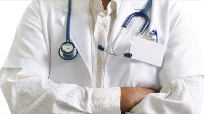 तेज बुखार के मरीज की मौत, एलोपैथी के 'फर्जी चिकित्सक' के खिलाफ मामला दर्ज