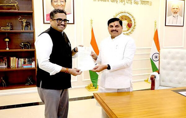 सूचना एवं प्रसारण मंत्रालय ने सीएम मोहन यादव को सौंपा आकाशवाणी स्टूडियो का स्वीकृति पत्र