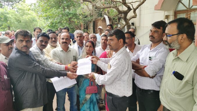 कटनी : शिवराज सिंह चौहान की घोषणा को पूरा करने पंचायत सचिवों ने सौंपा ज्ञापन