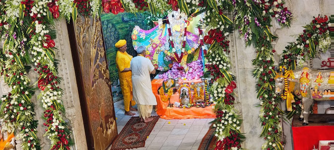 मथुरा समेत पूरे उप्र में धूमधाम से मनाई गई श्रीकृष्ण जन्माष्टमी, लाखों की भीड़ में पहुंचे भक्त