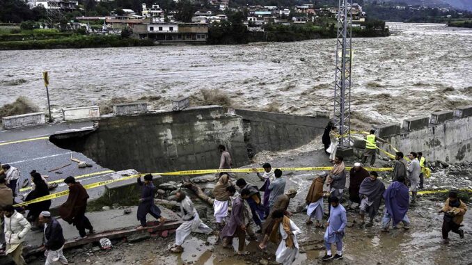 उत्तर-पश्चिम पाकिस्तान में बाढ़ से मरने वालों की संख्या बढ़कर 307 हुई