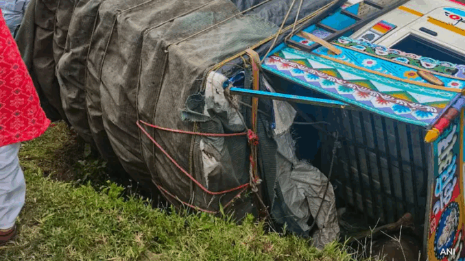 पुणे में पिकअप वैन खाई में गिरी, 10 महिलाओं की मौत, 30 घायल