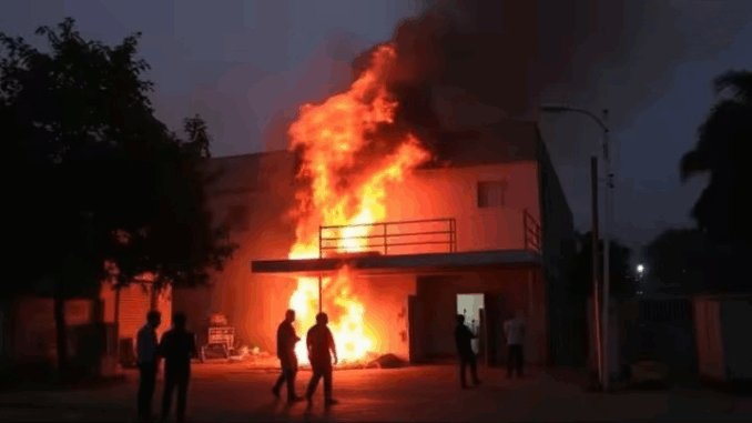 नरसिंहपुर में महिलाओं ने शराब की दुकान को किया आग के हवाले