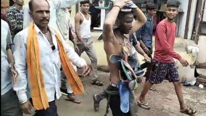आगर मालवा में गाय के साथ दुराचार करने के आरोपी को जूते की माला पहना ग्रामीणों ने निकाला जुलूस