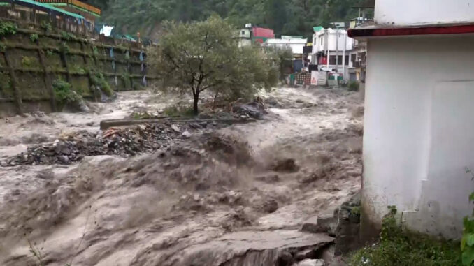भारी बारिश से देहरादून और आसपास के इलाकों में भीषण तबाही