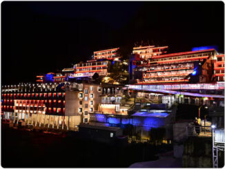 जम्मू कश्मीर : नवरात्र पर फूलों से सजा माता वैष्णो देवी मंदिर, भक्तों के लिए उत्सव का माहौल