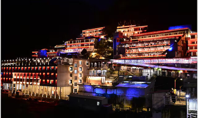 जम्मू कश्मीर : नवरात्र पर फूलों से सजा माता वैष्णो देवी मंदिर, भक्तों के लिए उत्सव का माहौल