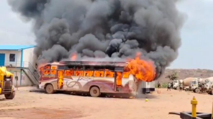 नीमच में बस ने मोटरसाइकिल को टक्कर मारी, युवक की मौत, भीड़ ने चौपहिया वाहन में आग लगाई