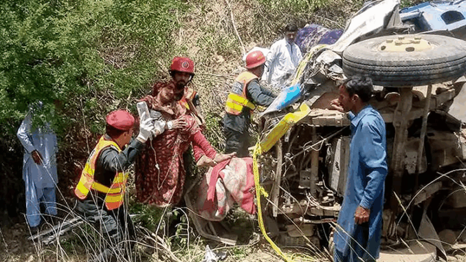 पाकिस्तान के खैबर पख्तूनख्वा में सड़क हादसे में एक ही परिवार के 11 लोगों की मौत