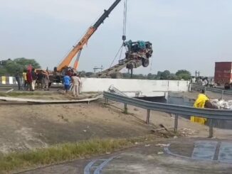 रतलाम में हाईवे पर ट्रक का एक हिस्सा गिरा पुल से, दो की मौत, एक घायल