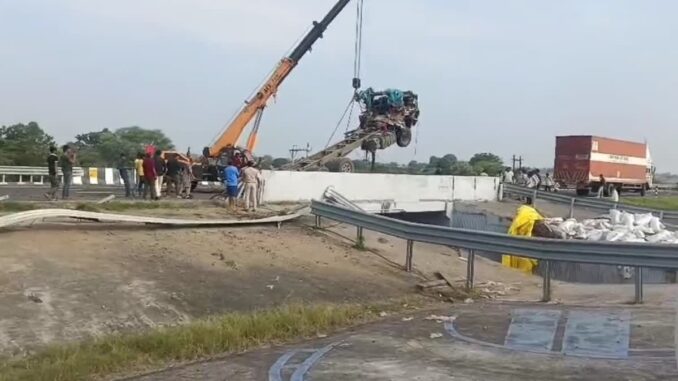 रतलाम में हाईवे पर ट्रक का एक हिस्सा गिरा पुल से, दो की मौत, एक घायल