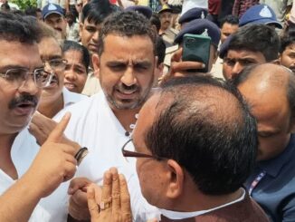 सतना में खाद की किल्लत को लेकर कांग्रेस कार्यकर्ताओं ने शिवराज को दिखाए काले झंडे